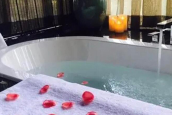 广州黄埔水疗池中的失重冥想：当身体学会漂浮